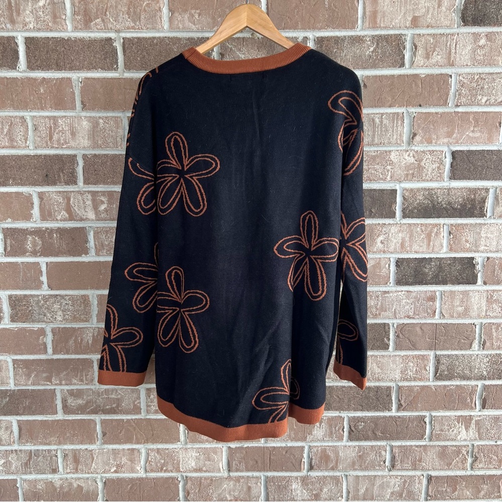 Floral black & orange sweater // large - Picture 3 of 4